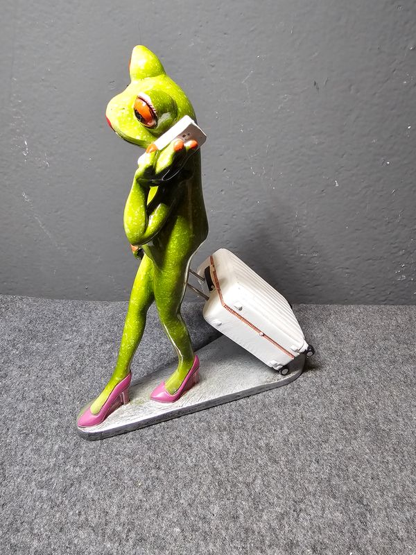 Żaba z walizką i telefonem