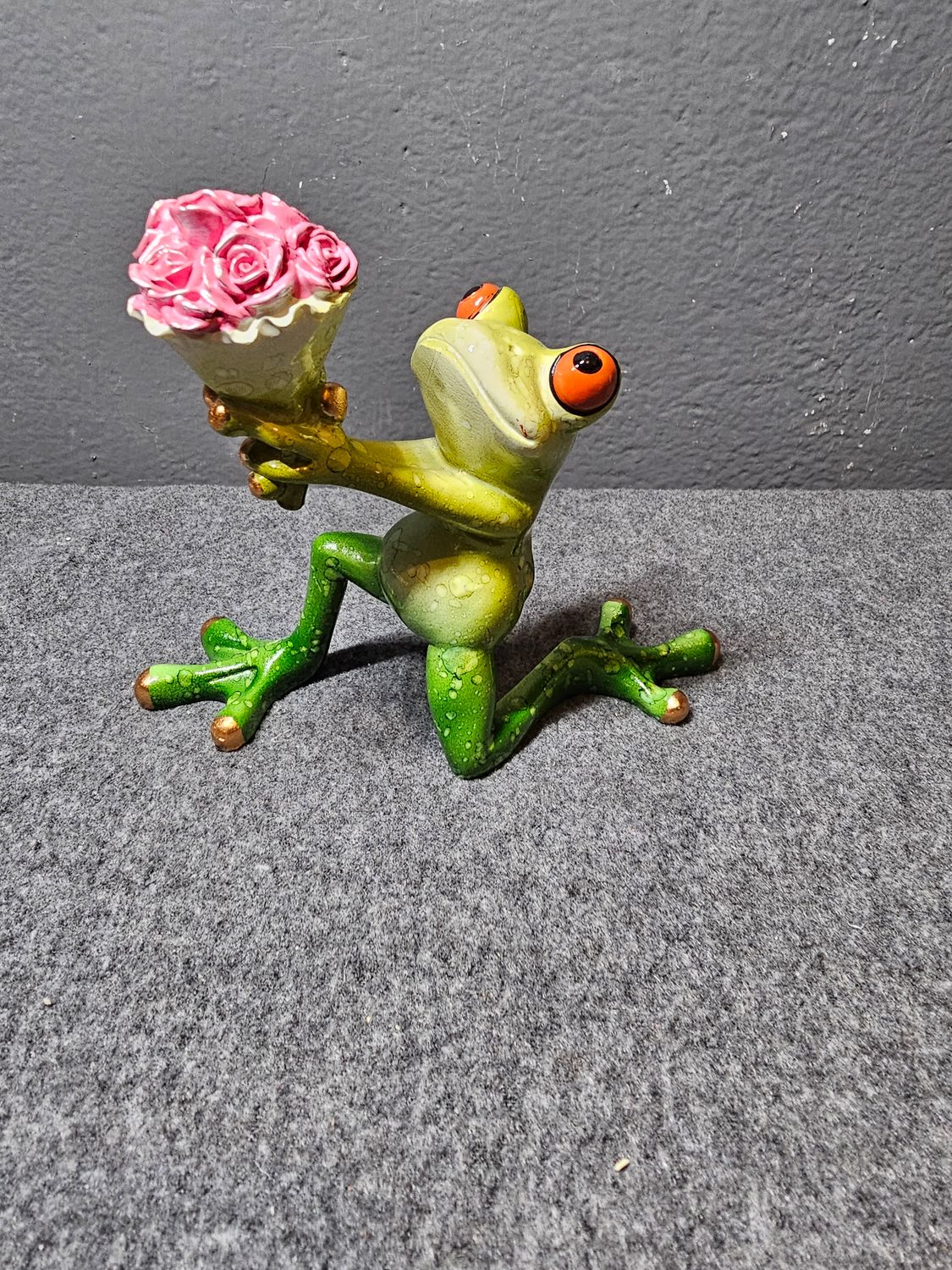 Żaba klęcząca z bukietem kwiatów