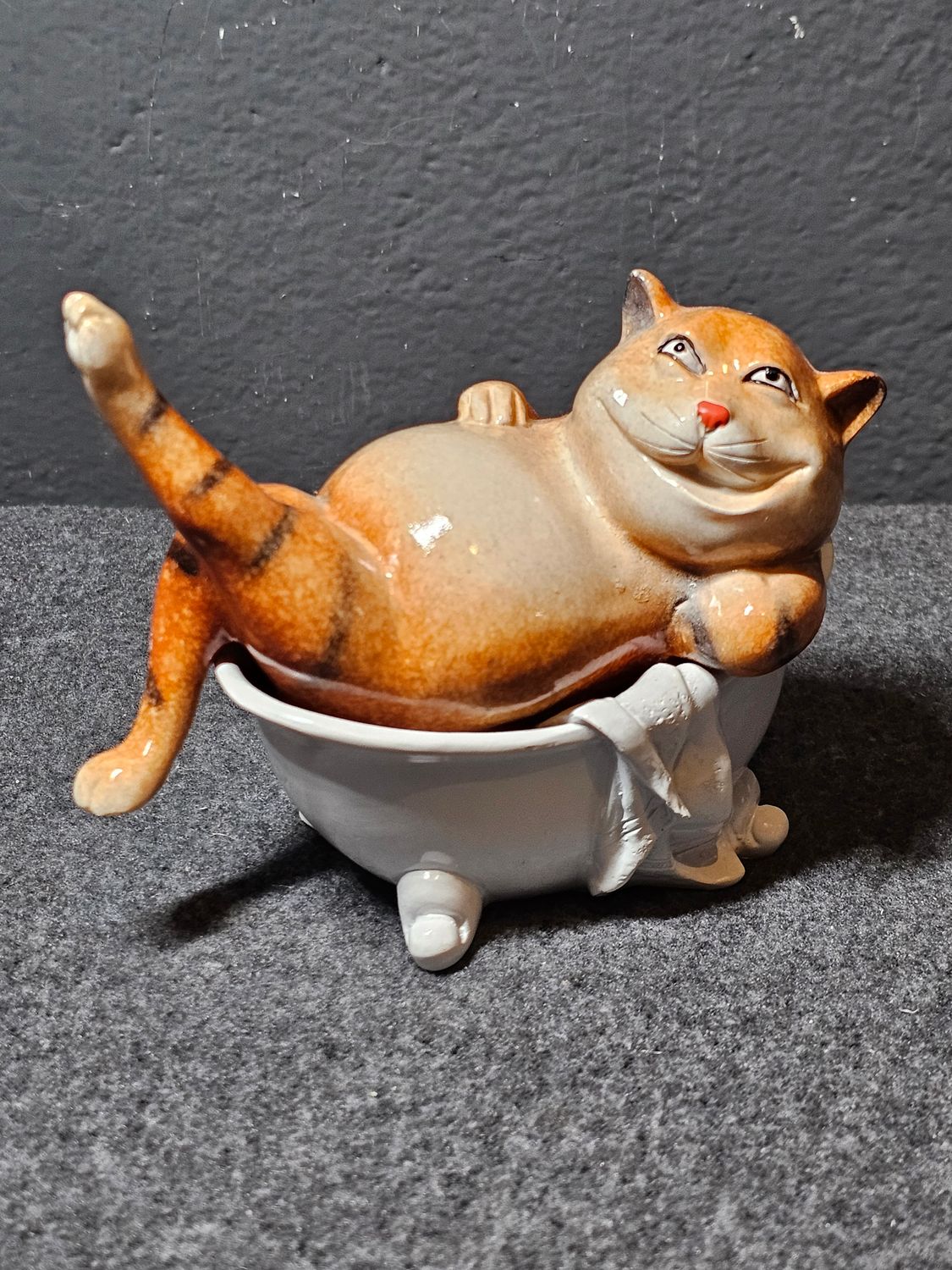 Figurka kot w wannie
