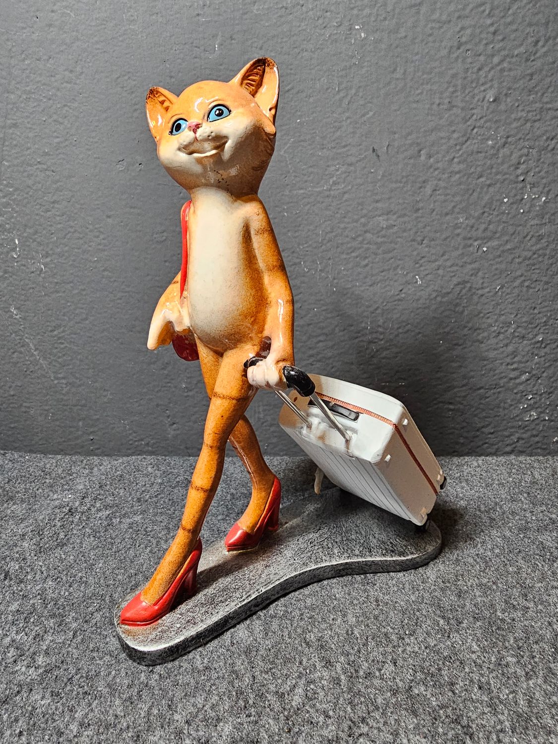 Figurka kot z walizką