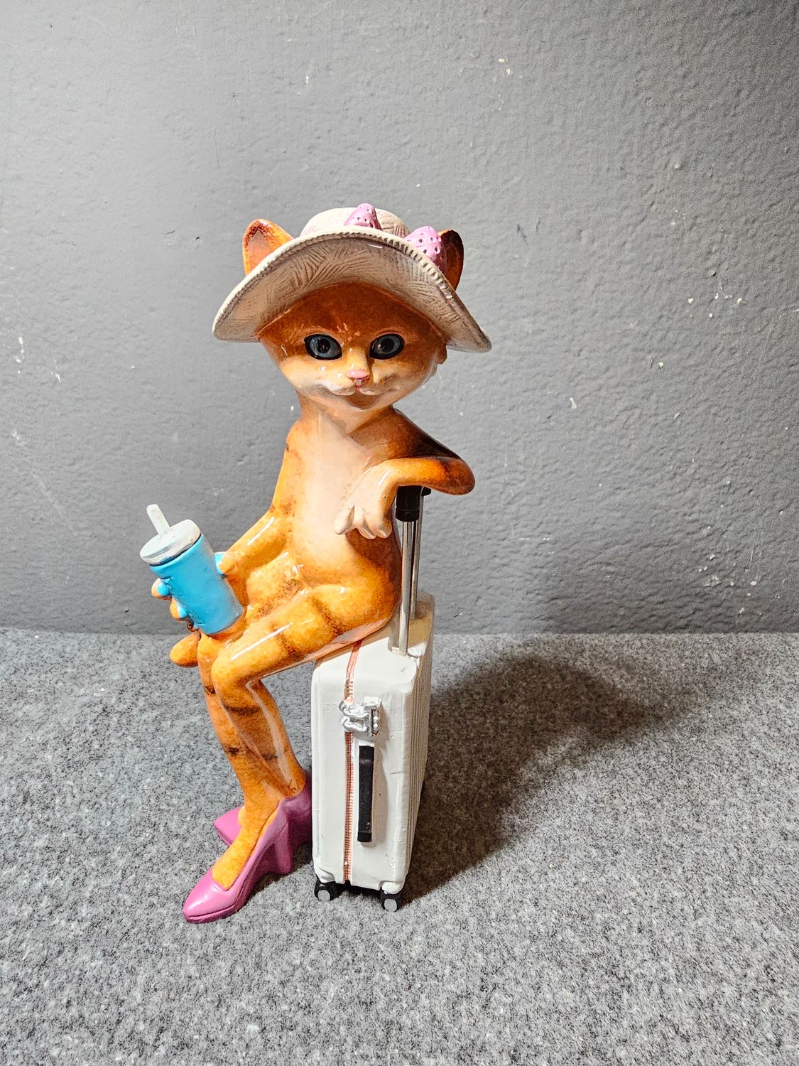 Figurka kot dama na walizce