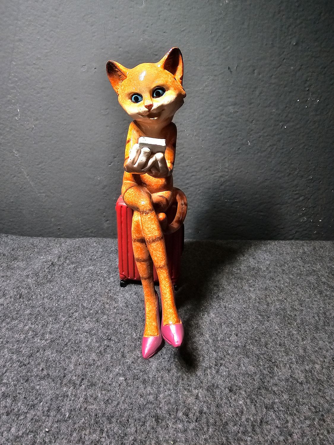 Figurka kot na walizce