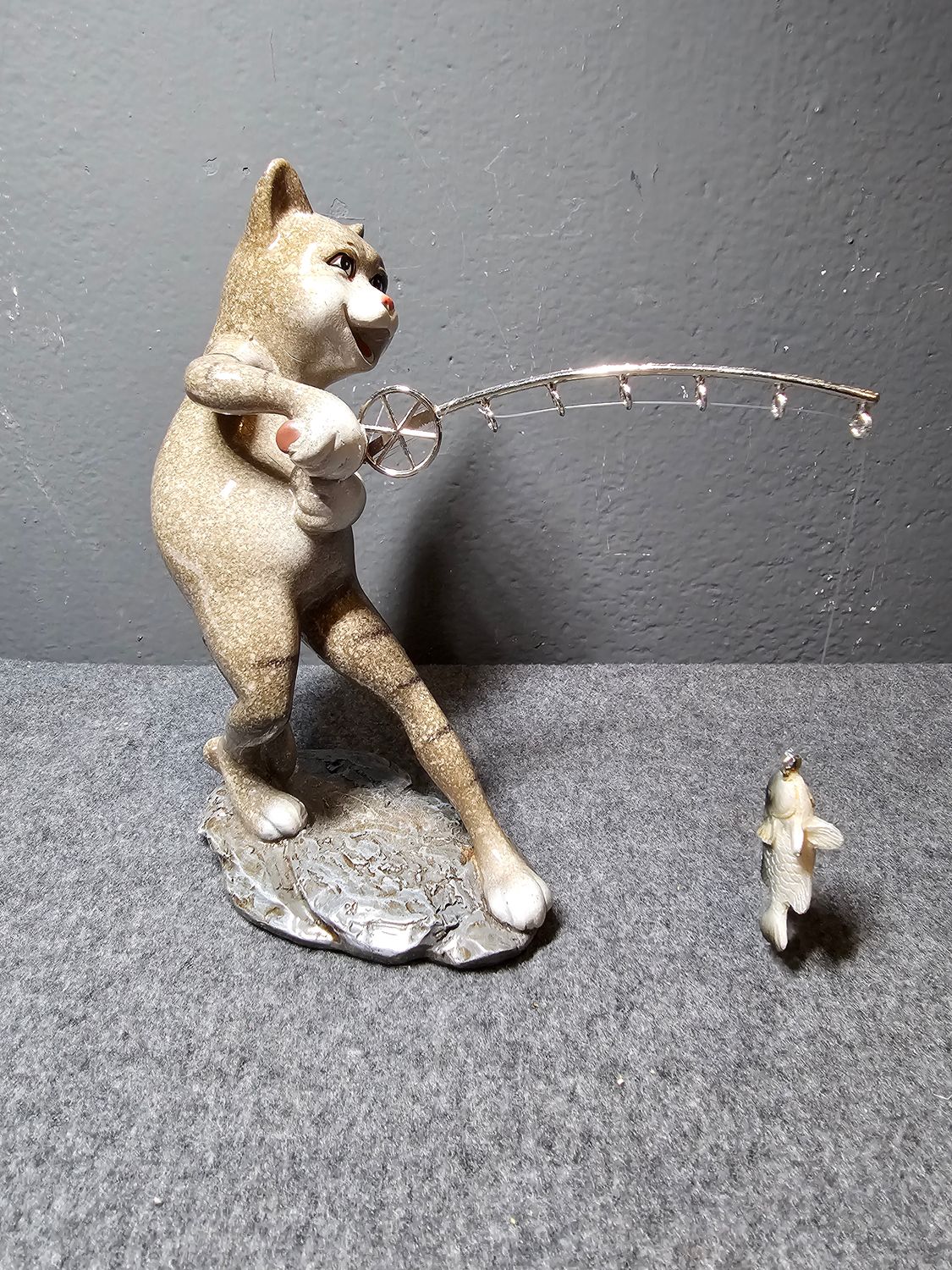 Figurka kot łowiący ryby