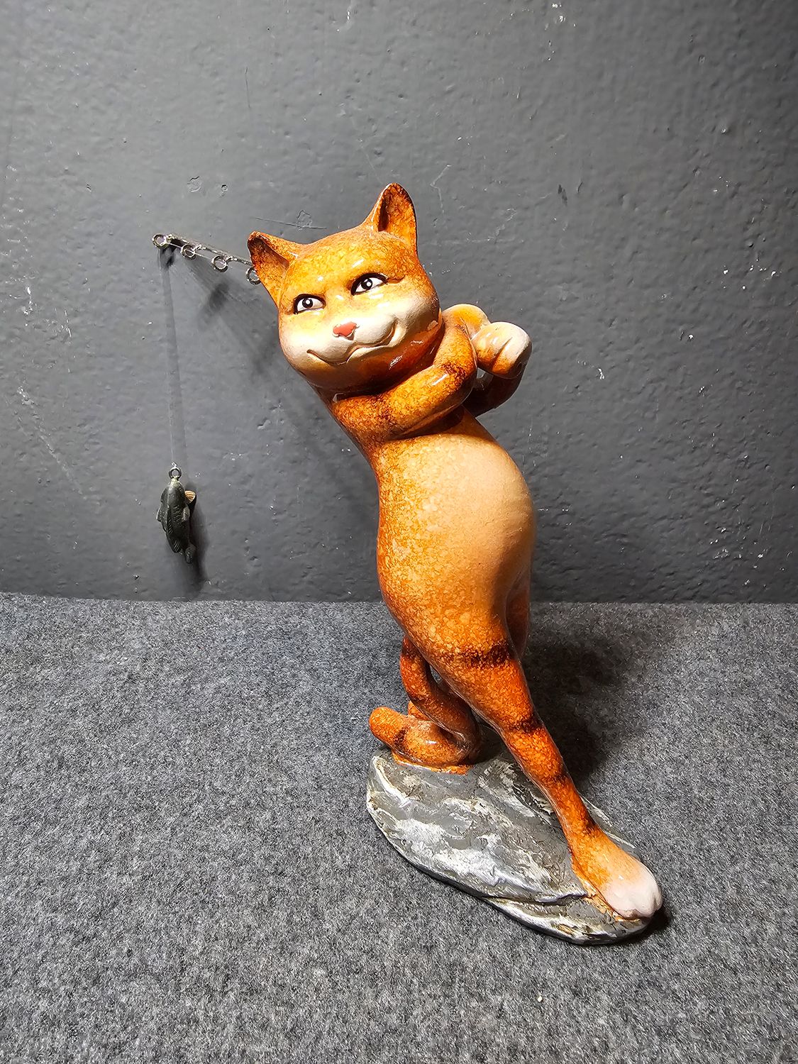 Figurka kot z wędką