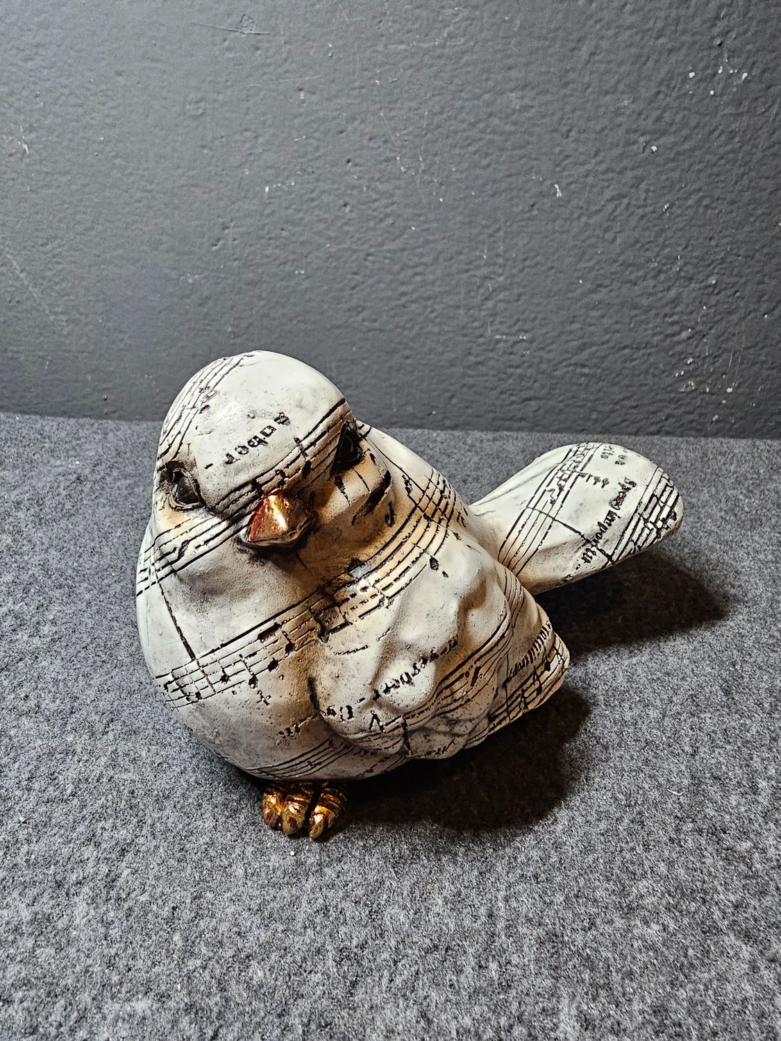 Figurka ptak w nutki