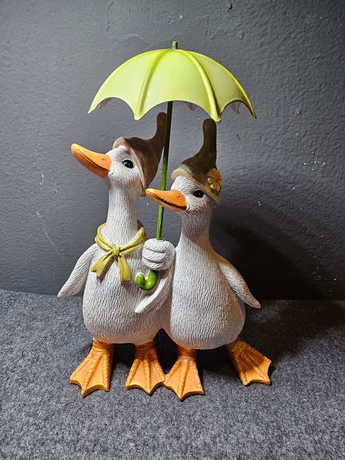 Figurka gęsi parka pod parasolem