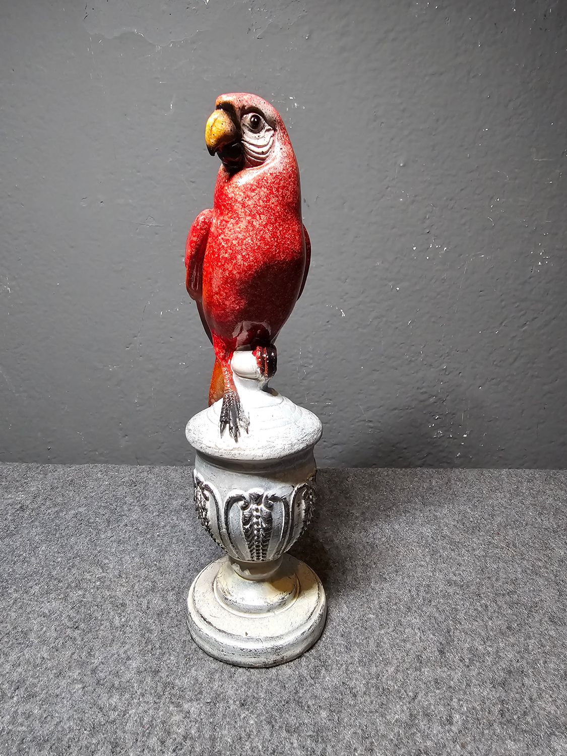 Figurka papuga ara na kolumnie