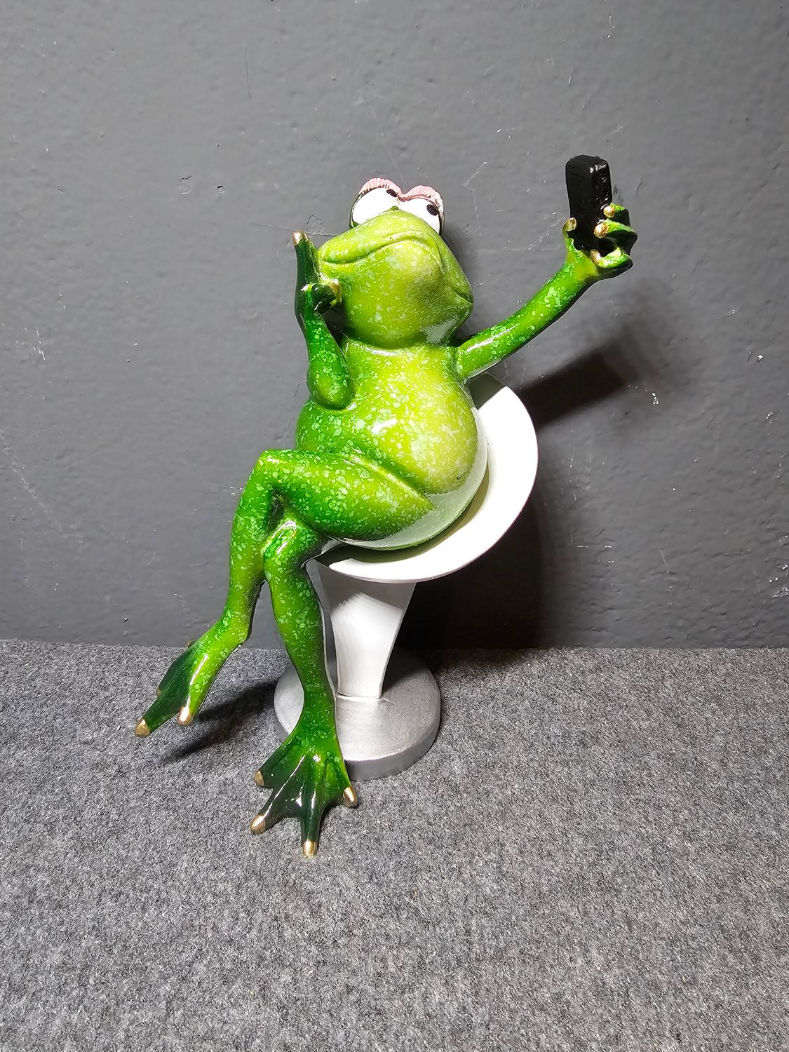 Żaba na fotelu robiąca selfie