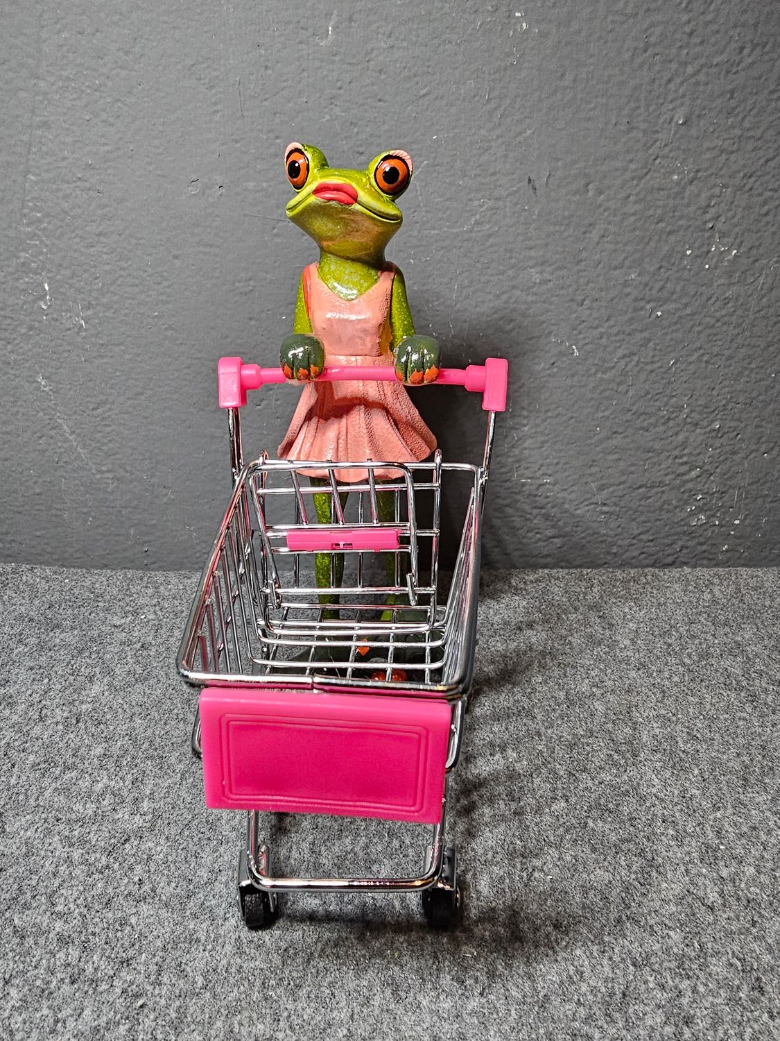 Żaba z koszem na zakupy dama
