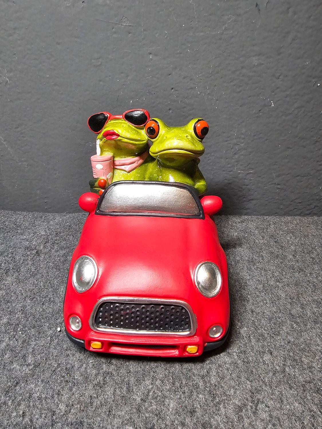 Żaba para w kabriolecie