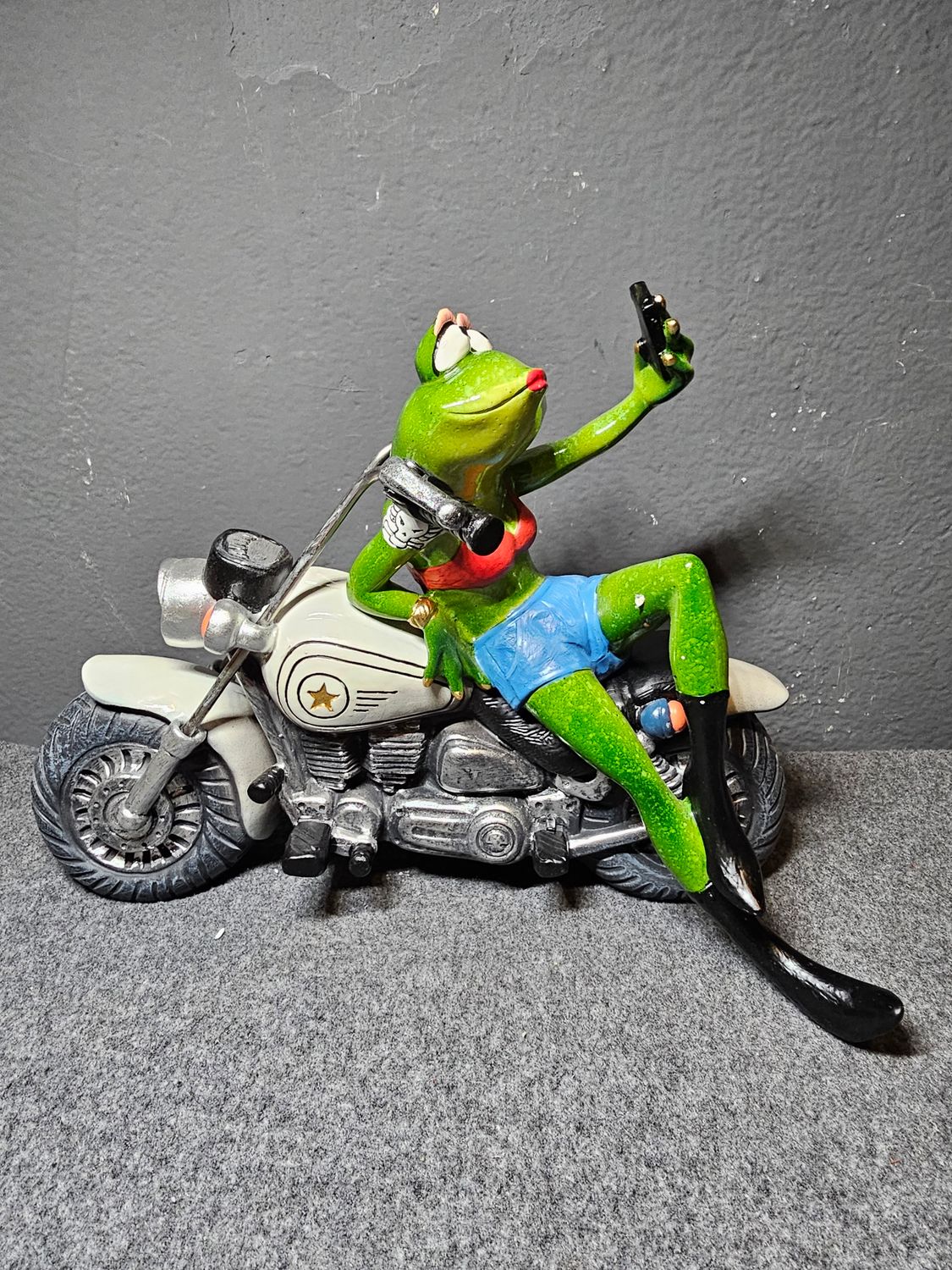 Żaba dziewczyna na motorze