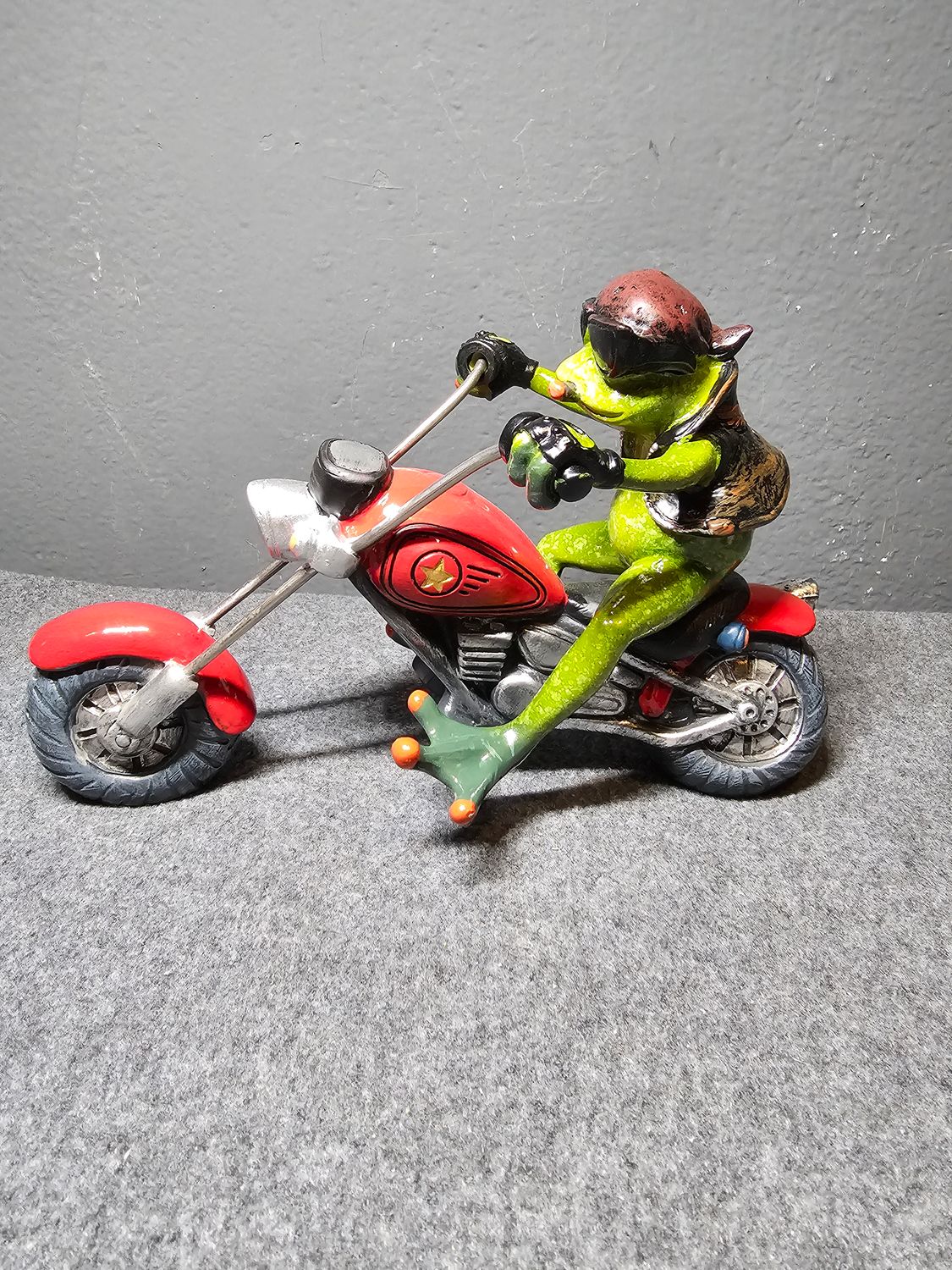 Żaba na motorze paląca papierosa