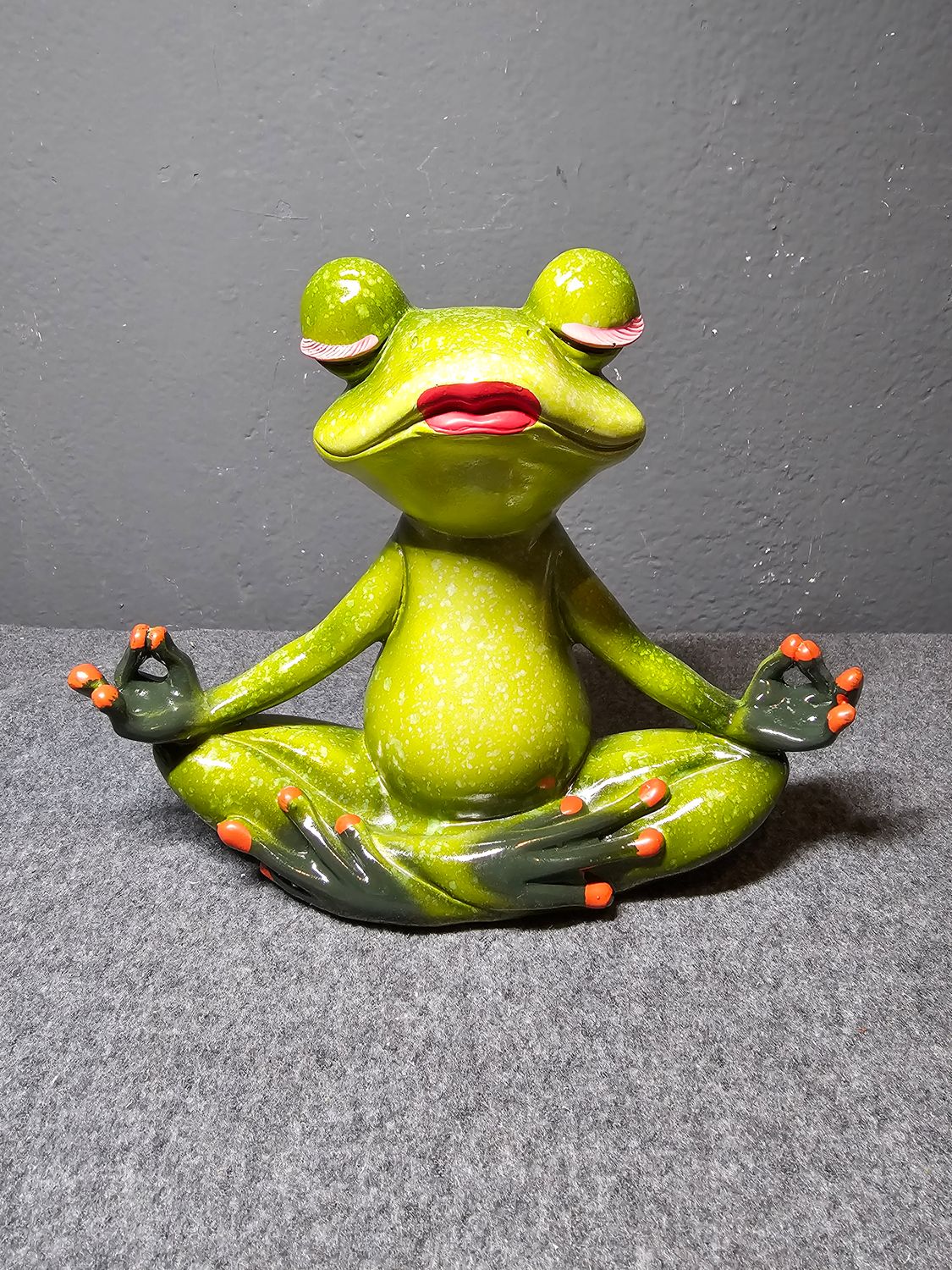 Żaba ćwicząca jogę