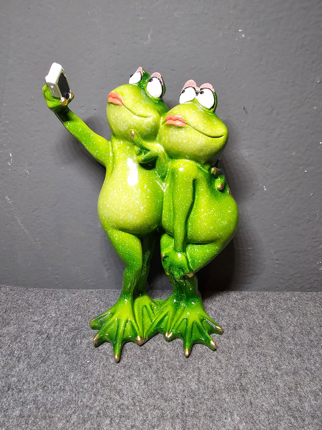 Żaba para robiąca selfie