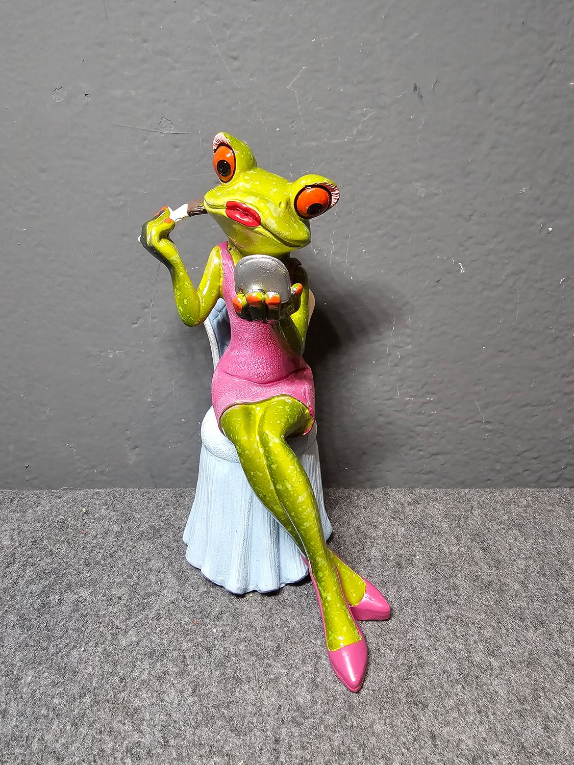 Żaba robiąca makijaż