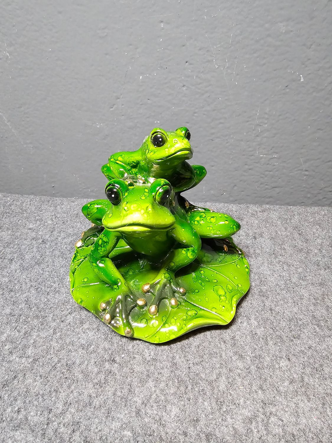 Żabka z dzieckiem na liściu