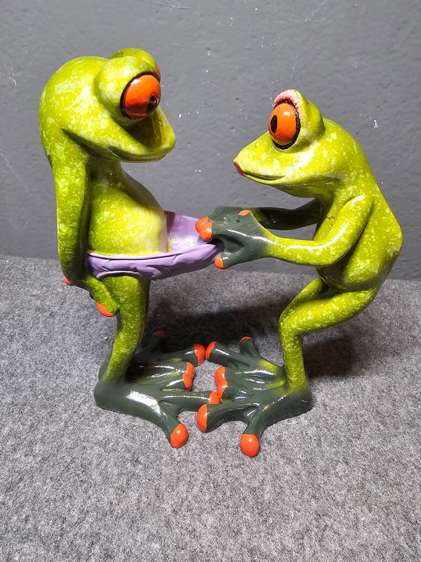 Żaba zaglądająca w majtki