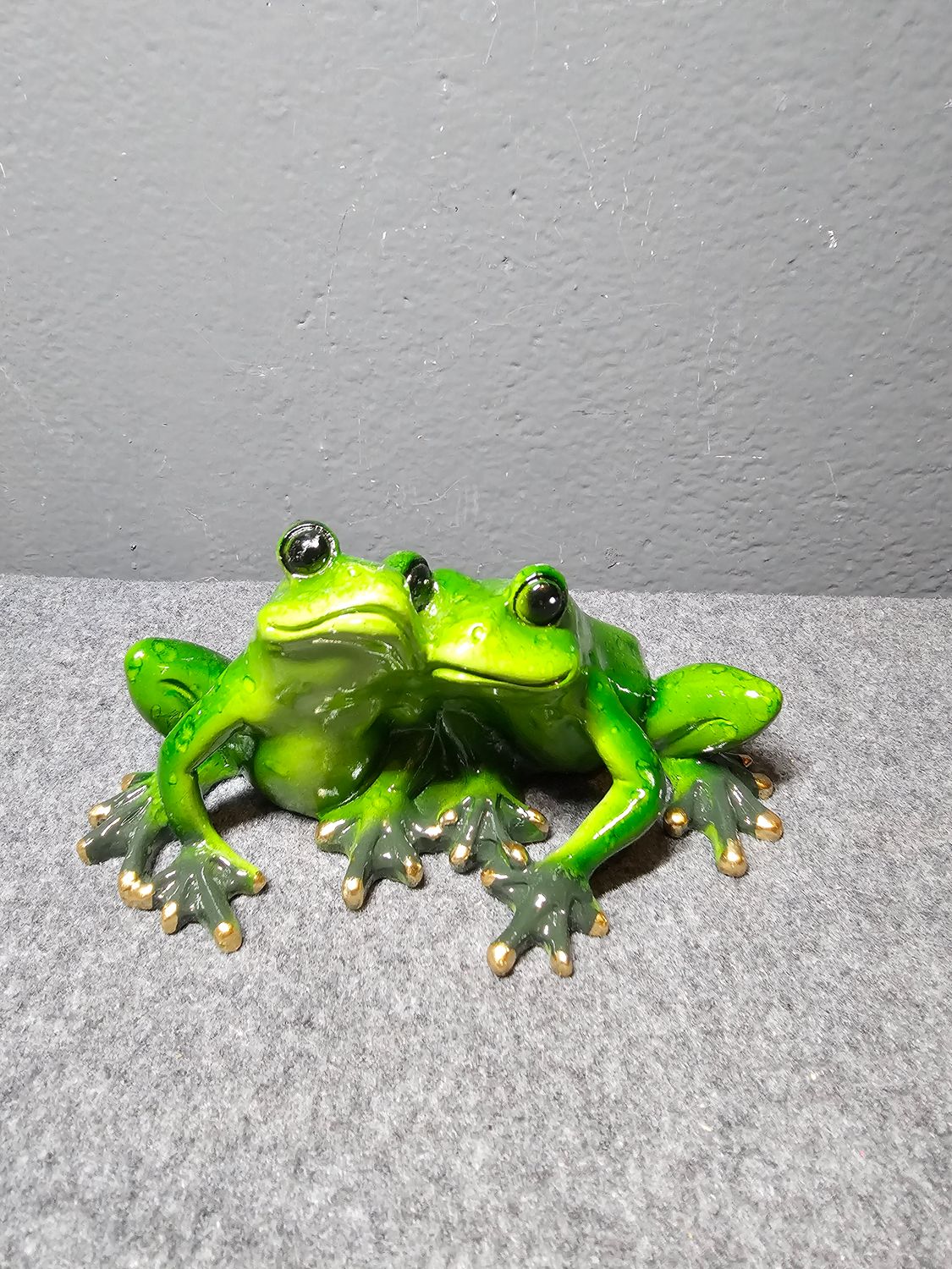 Żaba para przytulona do siebie