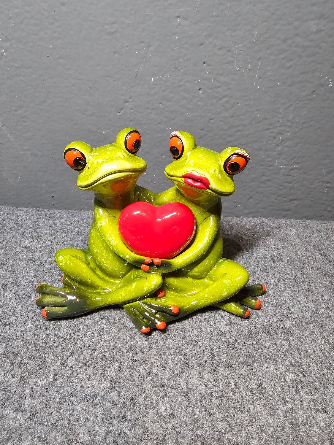 Żaba para trzymająca serce
