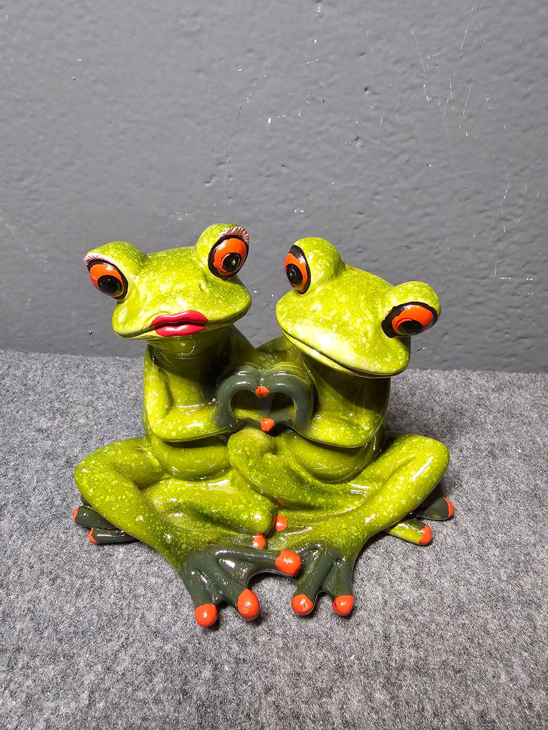 Żaba para wysyłająca serce