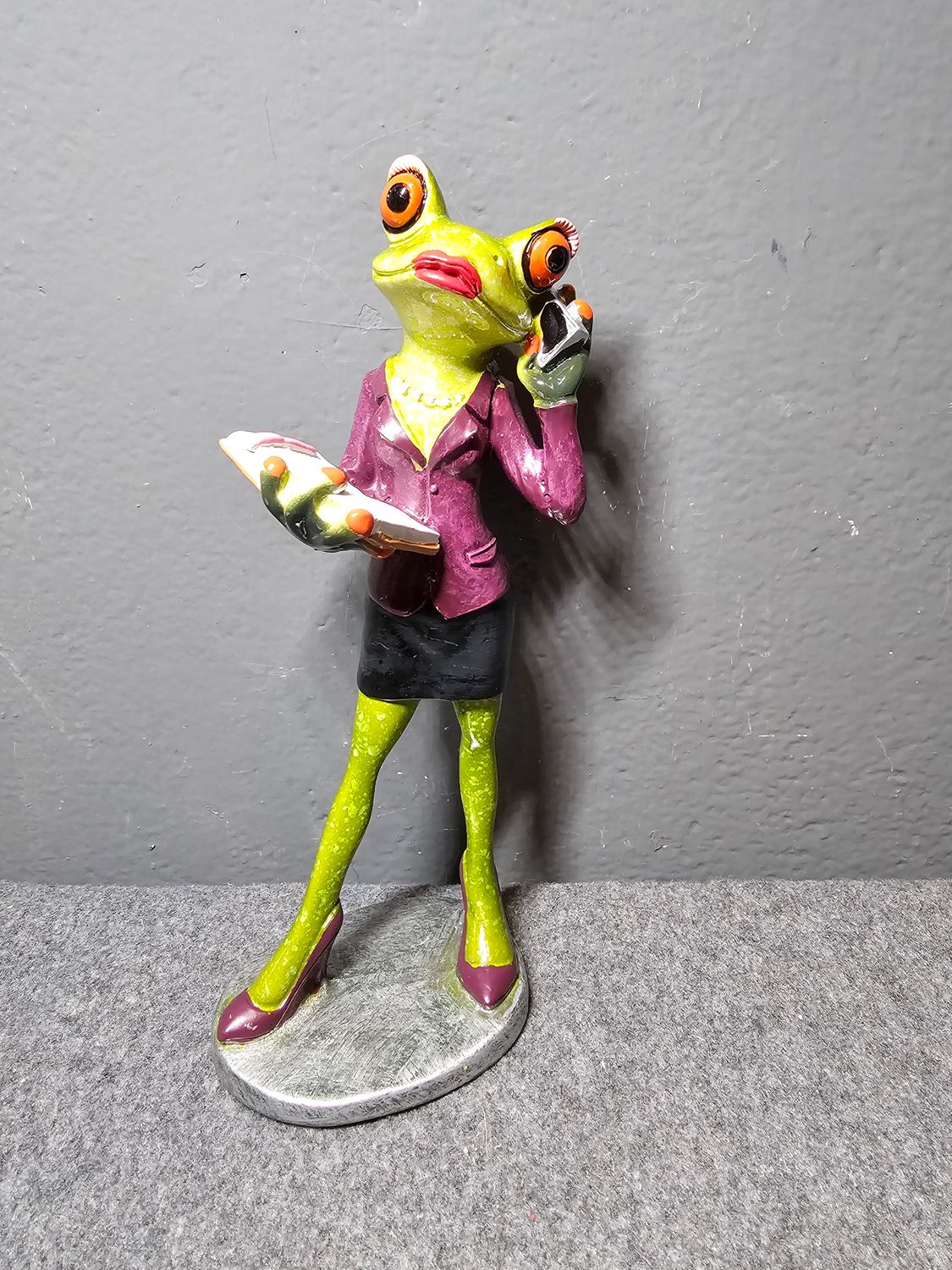 Żaba sekretarka z telefonem