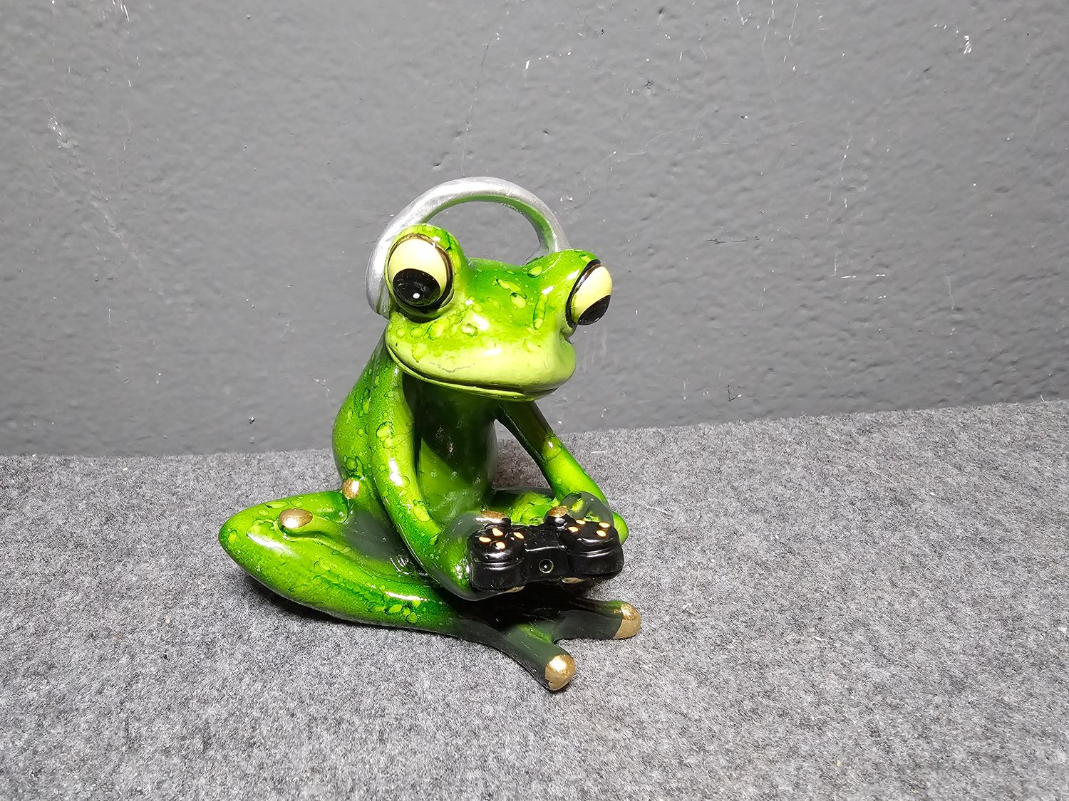 Żaba w słuchawkach z padem