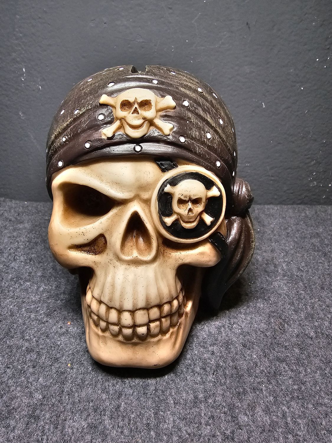 Czaszka pirat skarbonka