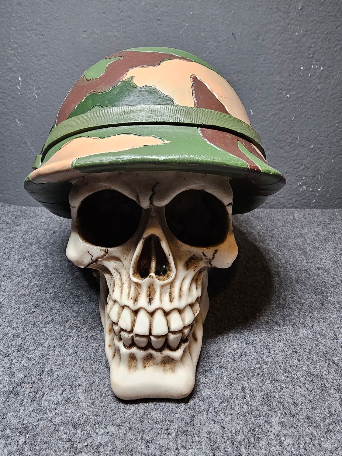 Czaszka skarbonka militaria