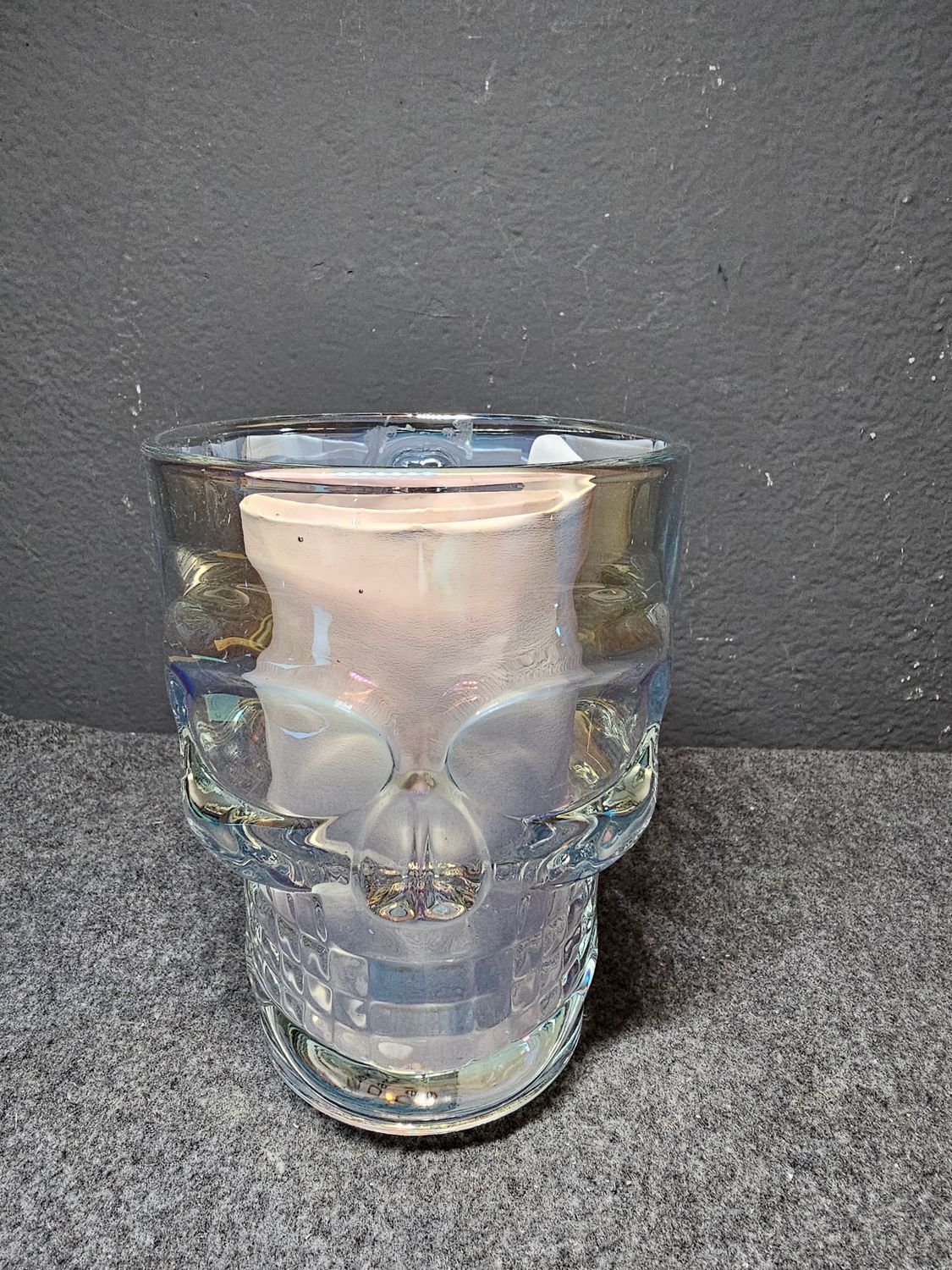 Kufel szklany z czaszką