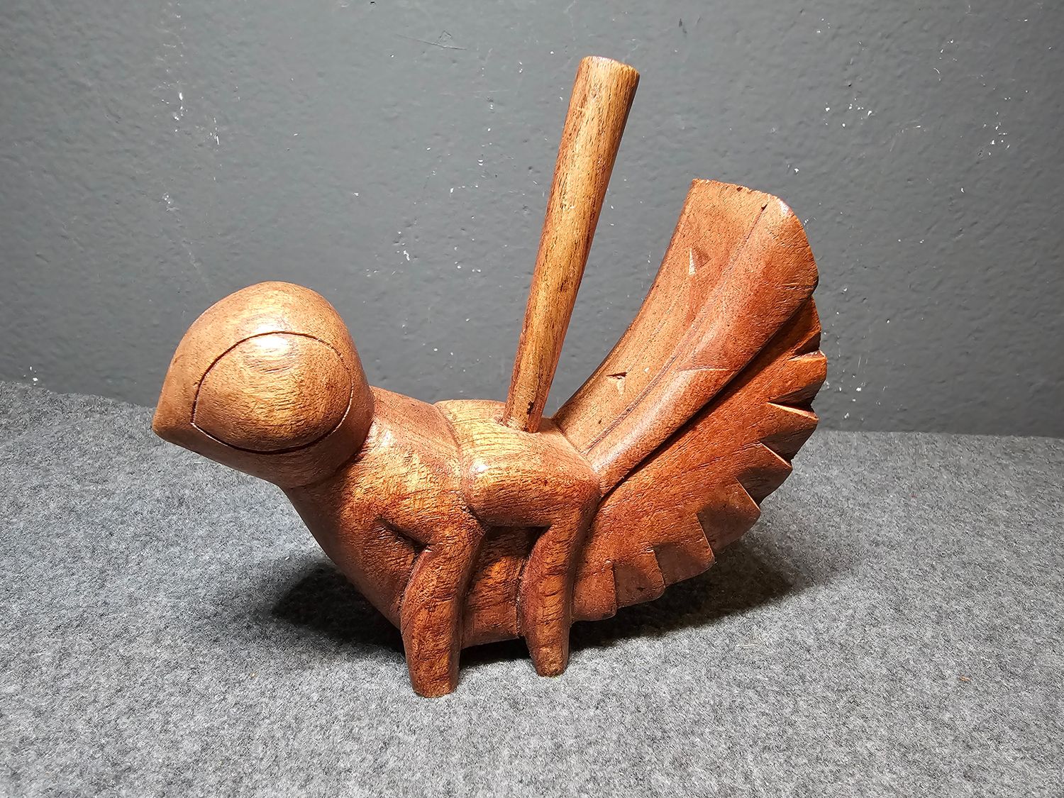 Rzeźba drewniana konik polny