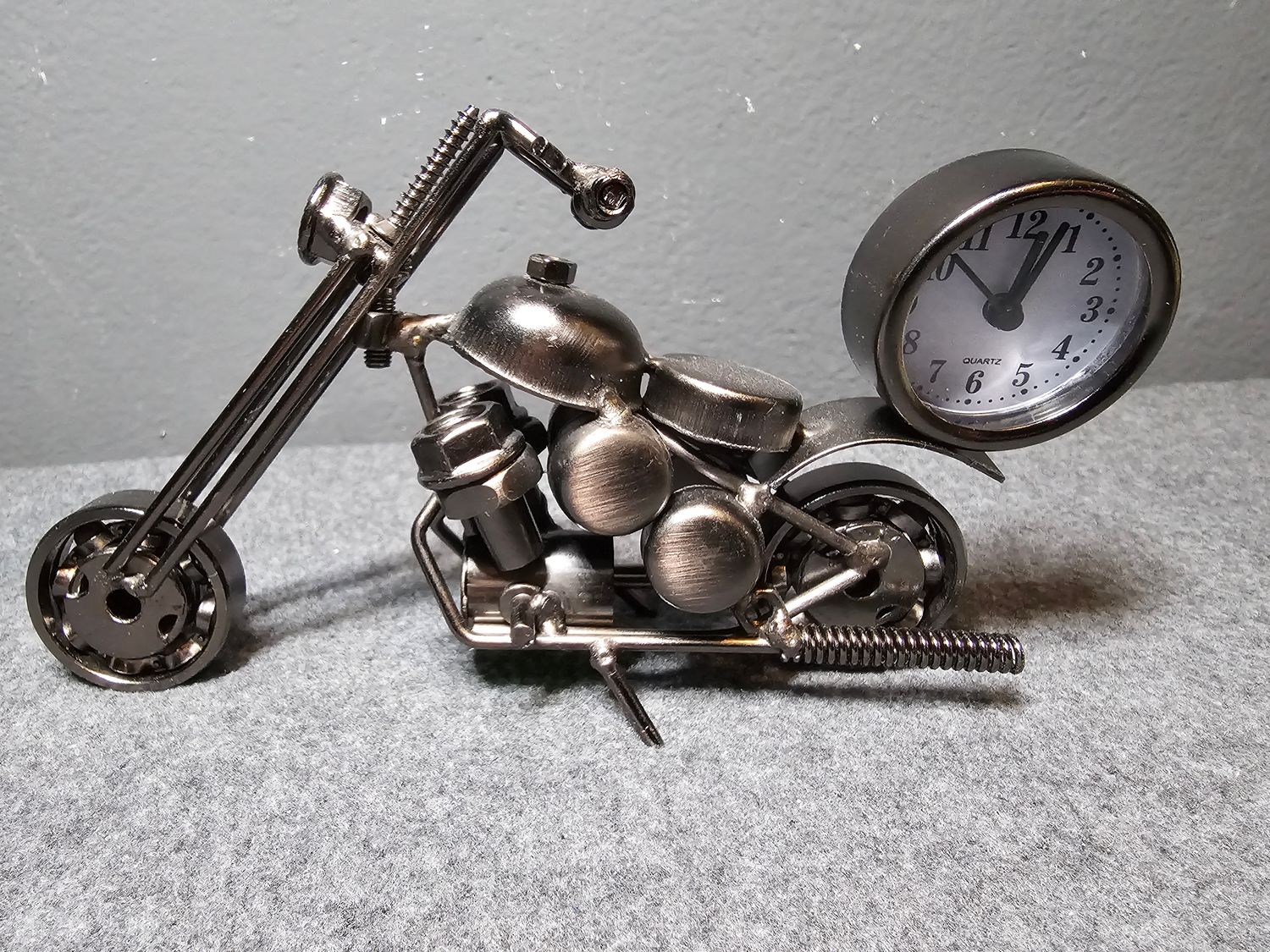 Motocykl metalowy z zegarem