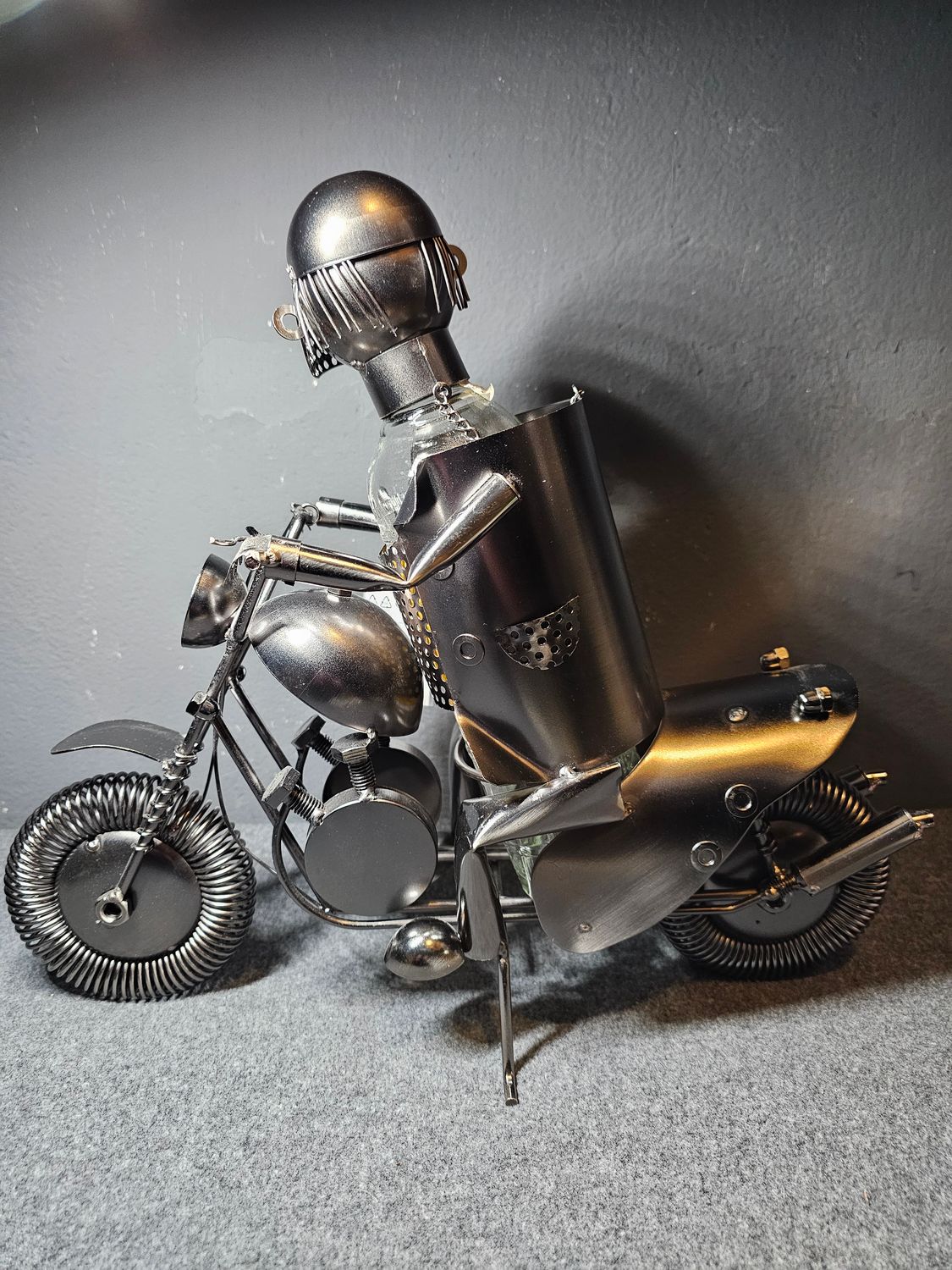 Stojak metalowy na butelkę