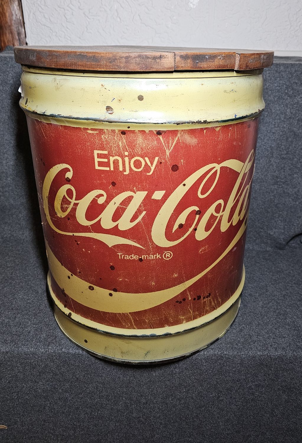 Metalowa puszka siedzisko coca-cola vintage