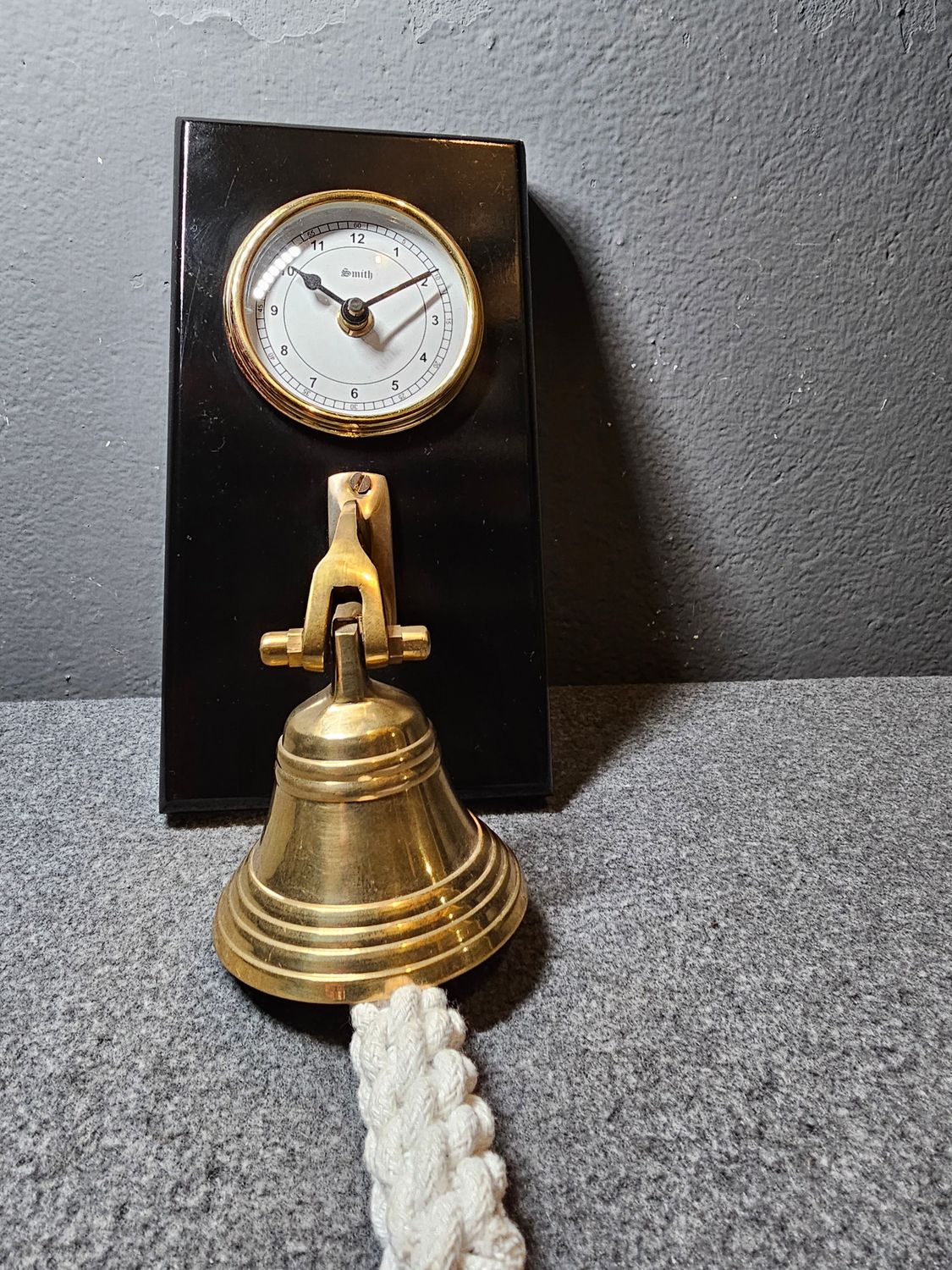 Zegar z dzwonkiem