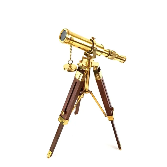 Mosiężna luneta na drewnianym trójnogu
