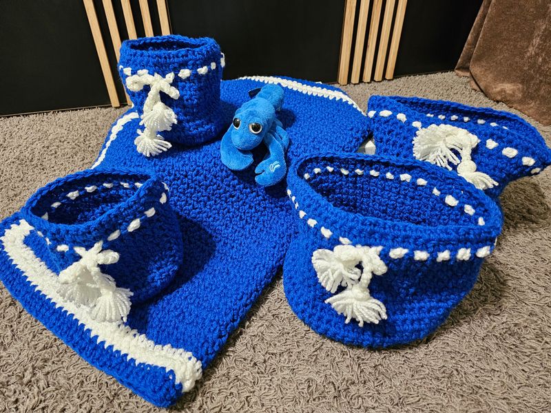 Kocyk niemowlęcy robiony na szydełku 3 koszyczki i maskotka