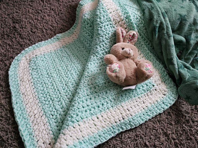 Kocyk niemowlęcy robiony na szydełku , śpioszki , przytulanka