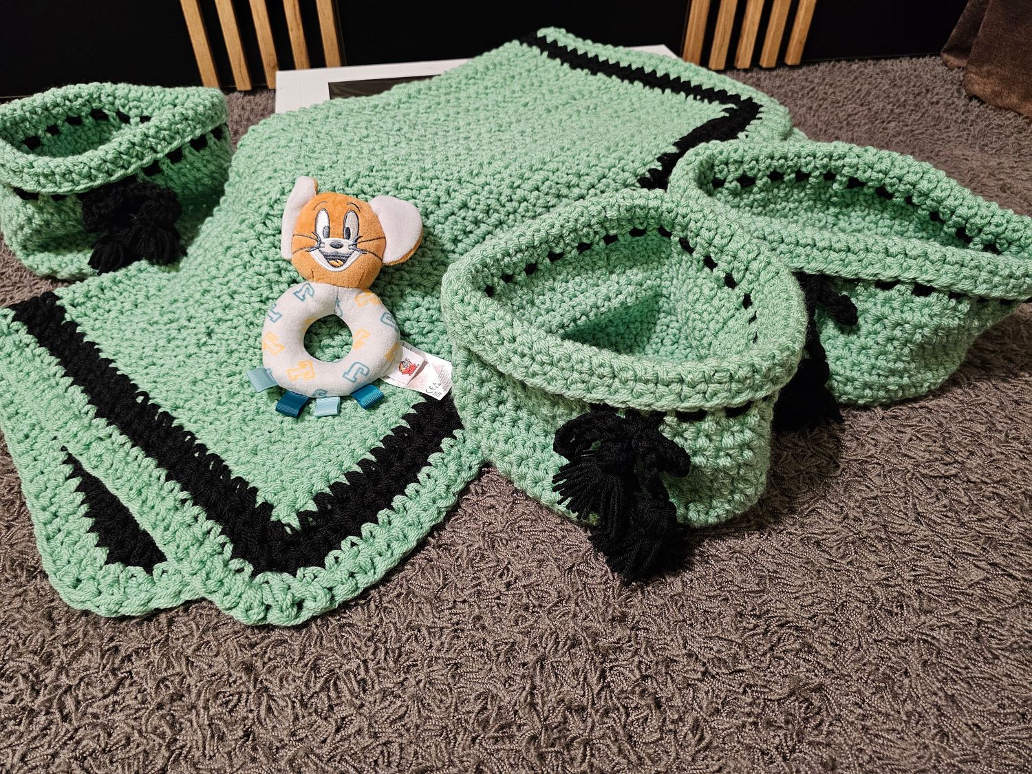 Kocyk niemowlęcy robiony na szydełku 3koszyki i przytulanka