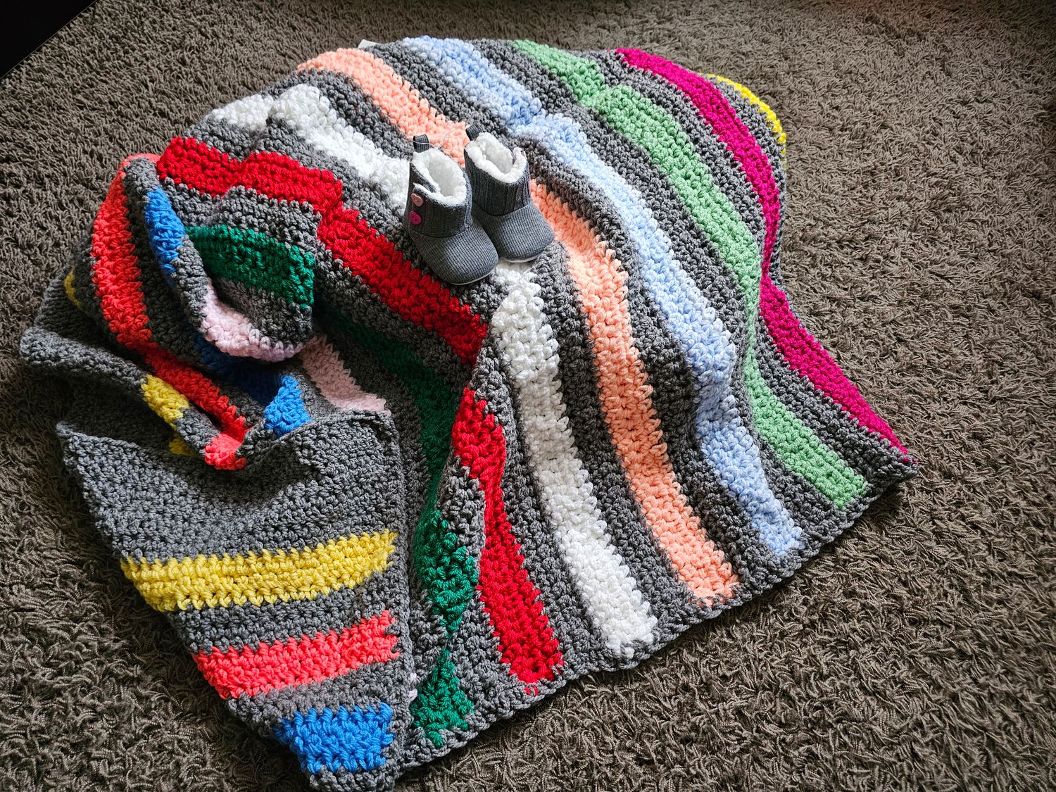 Kocyk niemowlęcy robiony na szydełku i buciki