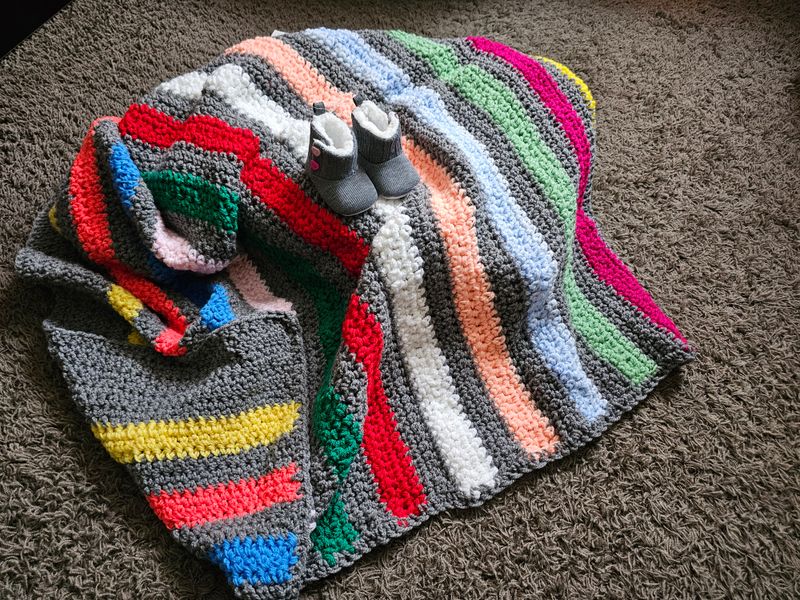 Kocyk niemowlęcy robiony na szydełku i buciki