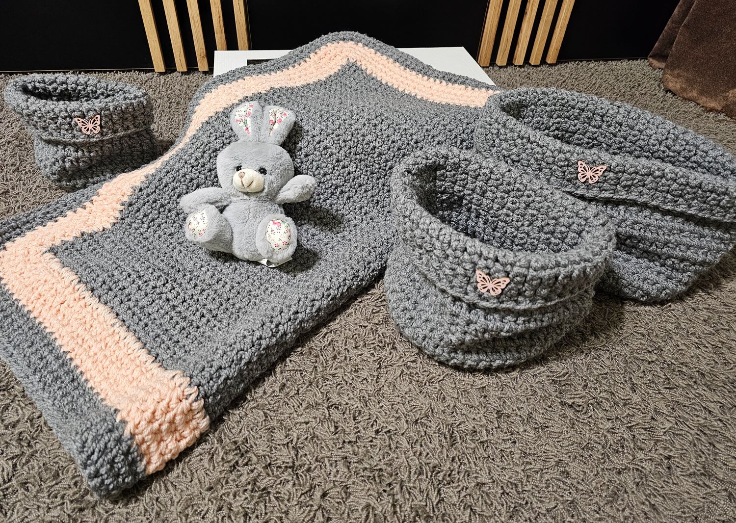 Kocyk niemowlęcy robiony na szydełku , 3 koszyczki, przytulanka