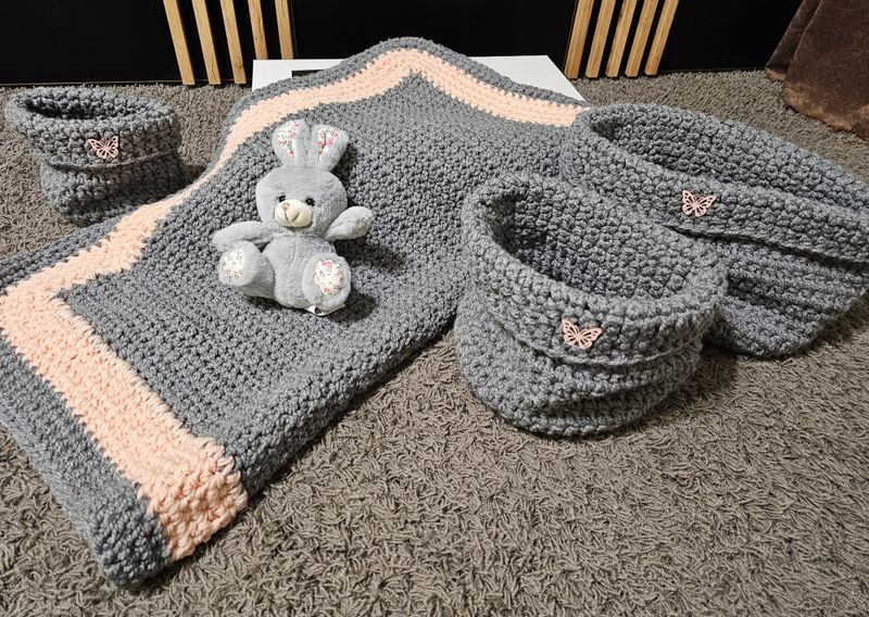 Kocyk niemowlęcy robiony na szydełku , 3 koszyczki, przytulanka