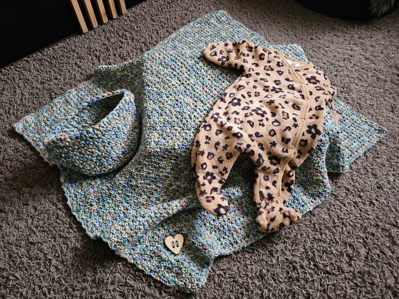 Kocyk niemowlęcy robiony na szydełku , koszyk, śpioszki