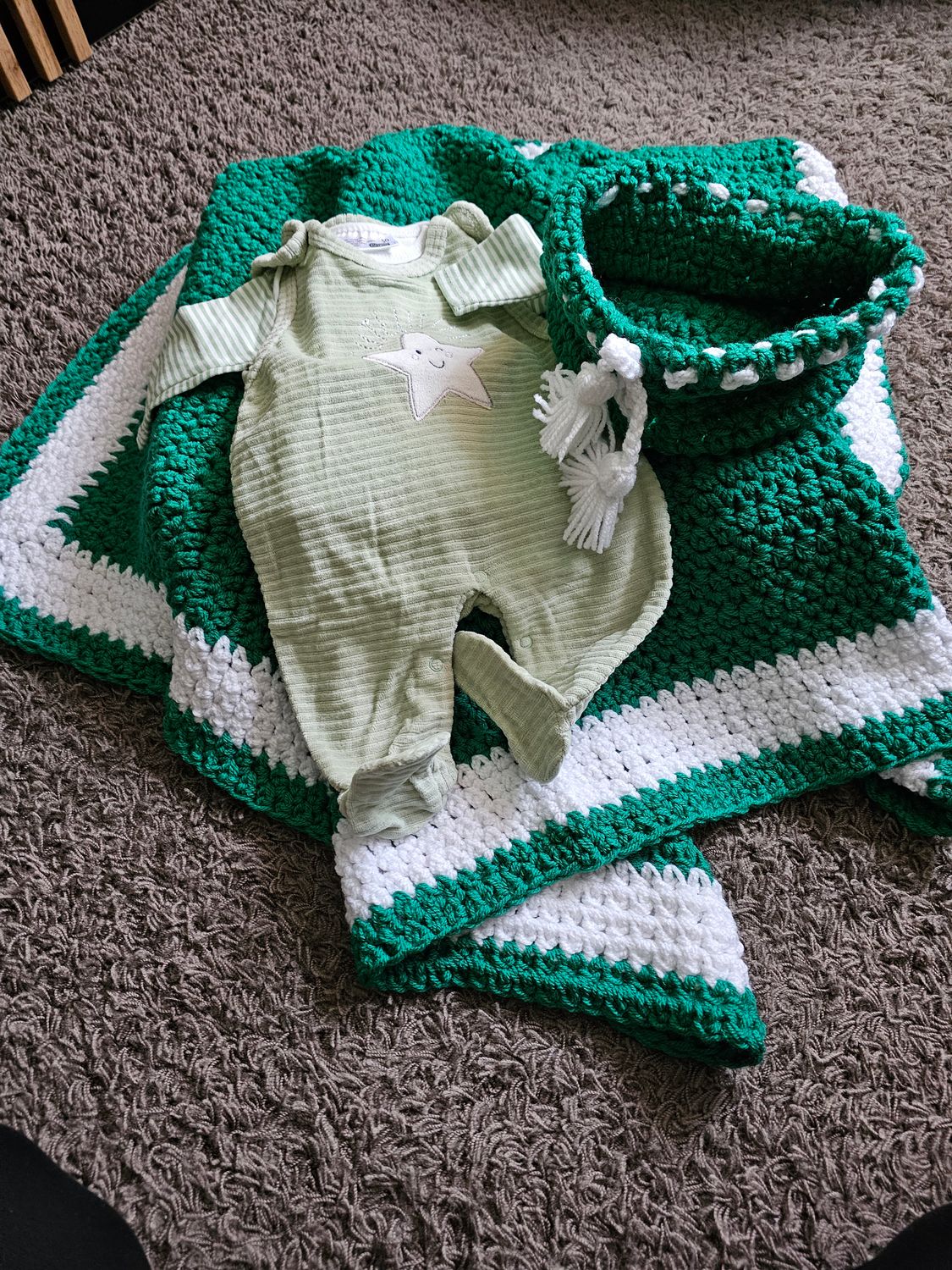 Koszyk niemowlęcy robiony na szydełku, koszyk, śpioszki