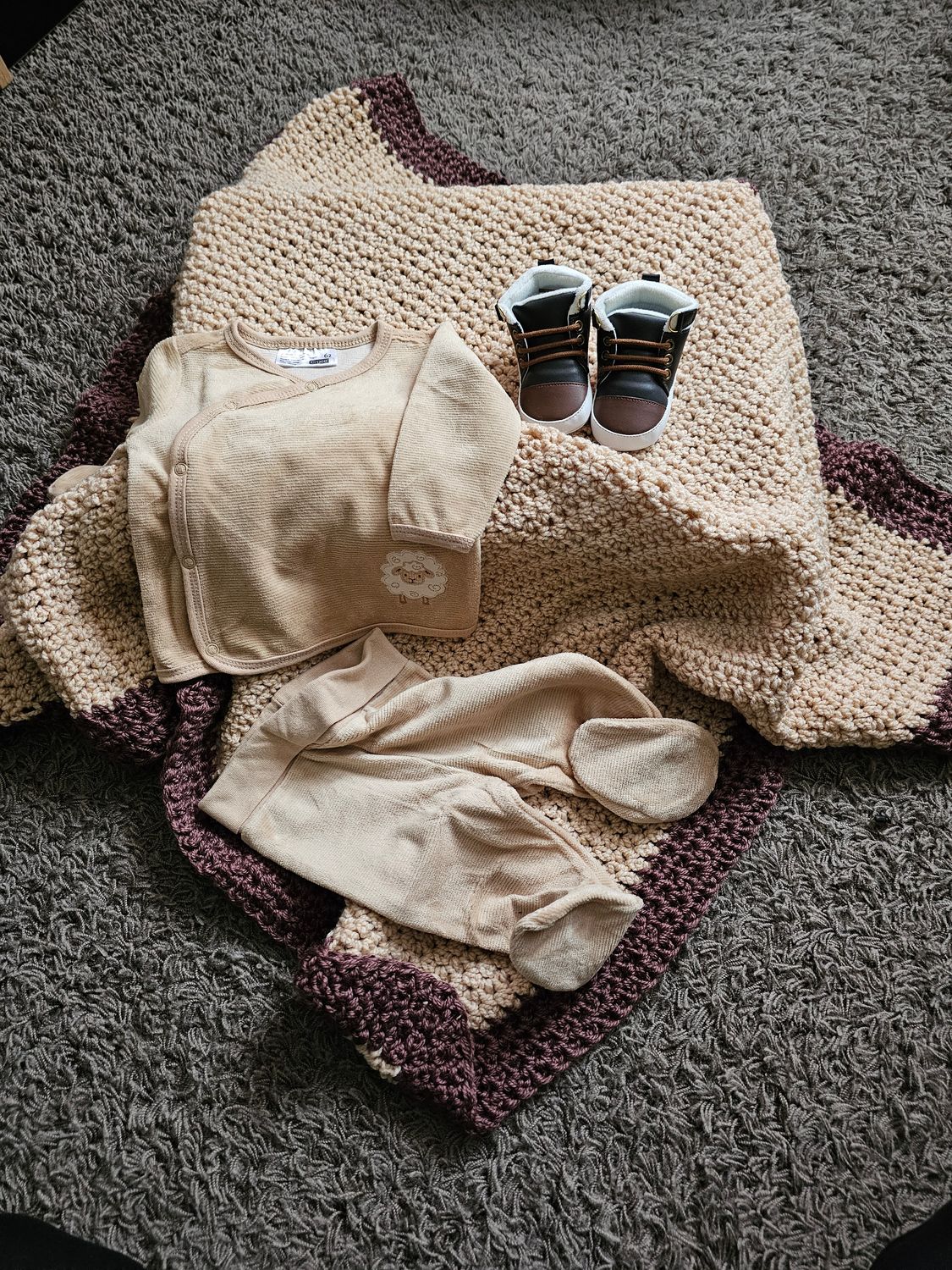 Kocyk niemowlęcy robiony na szydełku śpioszki i buciki