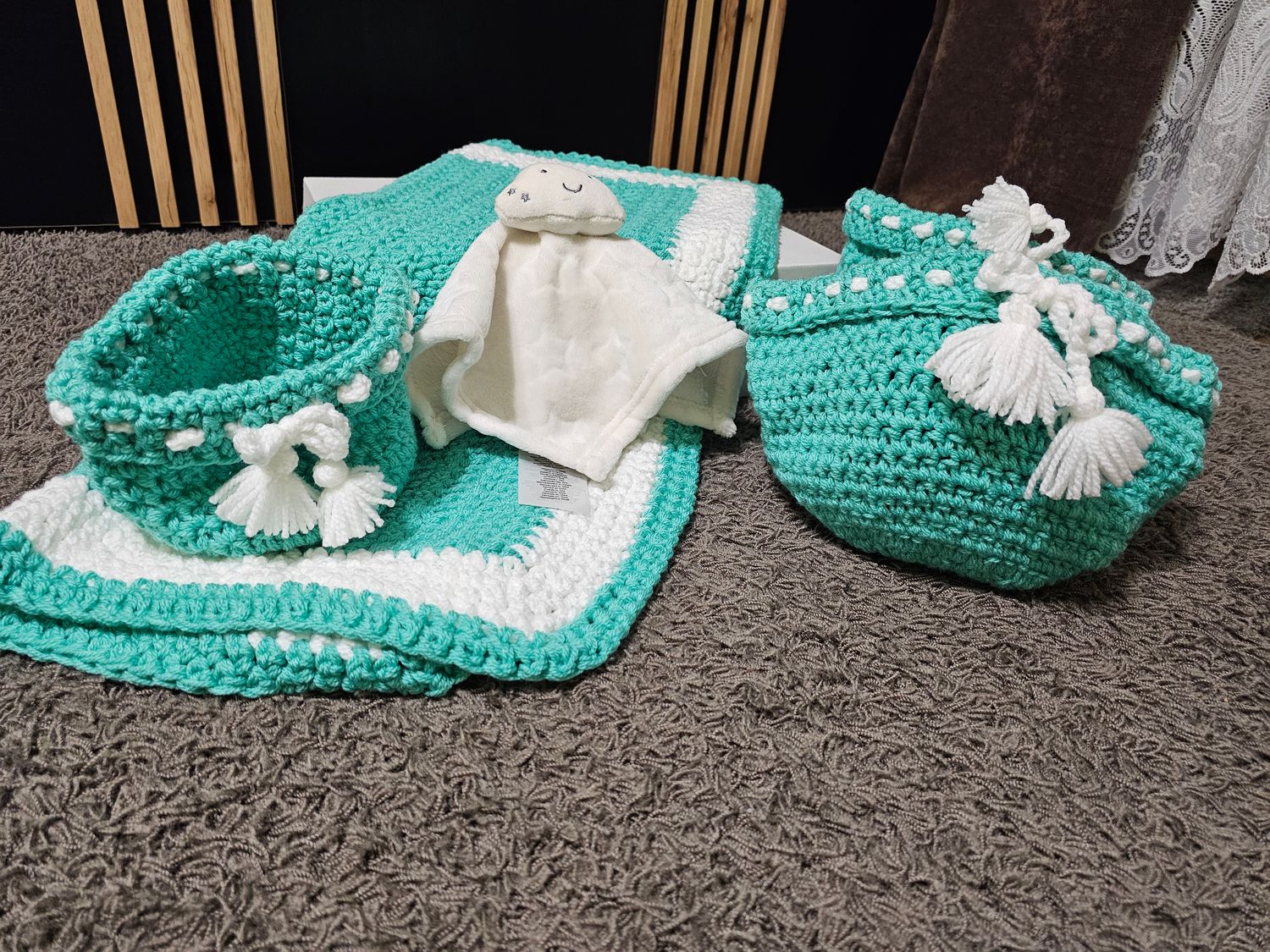 Kocyk niemowlęcy robiony na szydełku, 3 koszyki i przytulanka