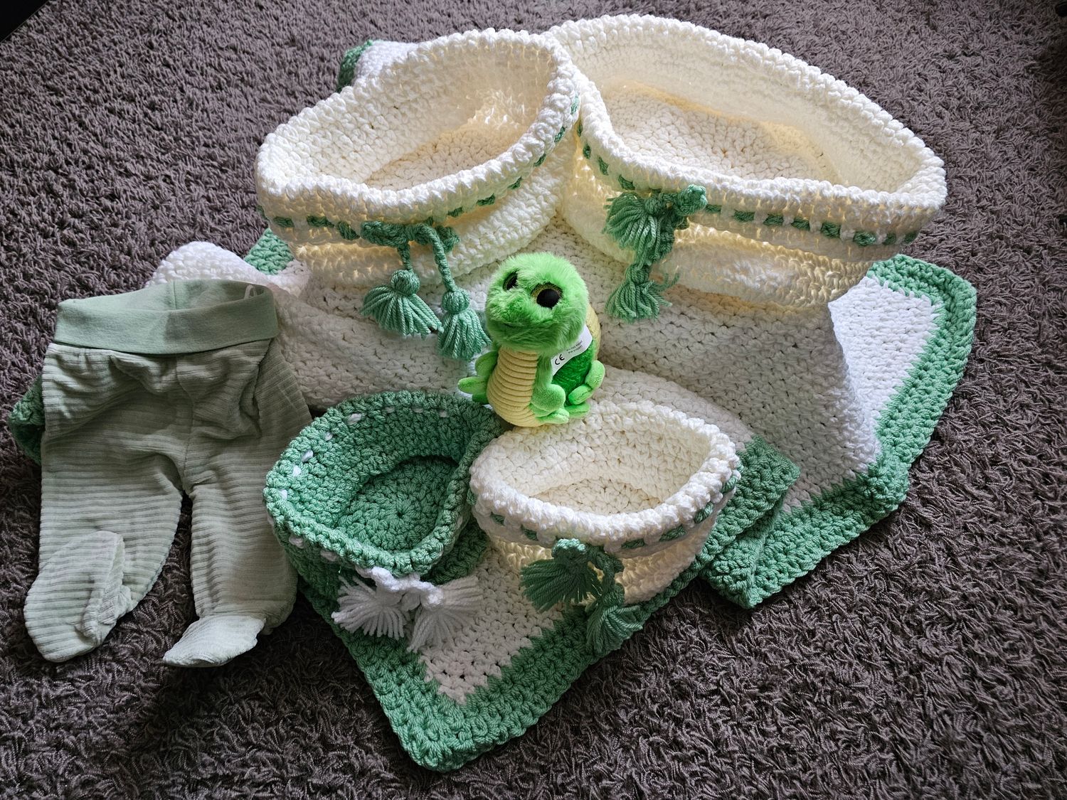 Kocyk niemowlęcy robiony na szydełku, 4 koszyki i przytulanka