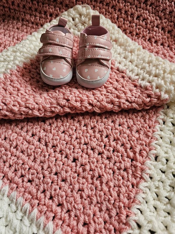 Kocyk niemowlęcy robiony na szydełku i adidasy