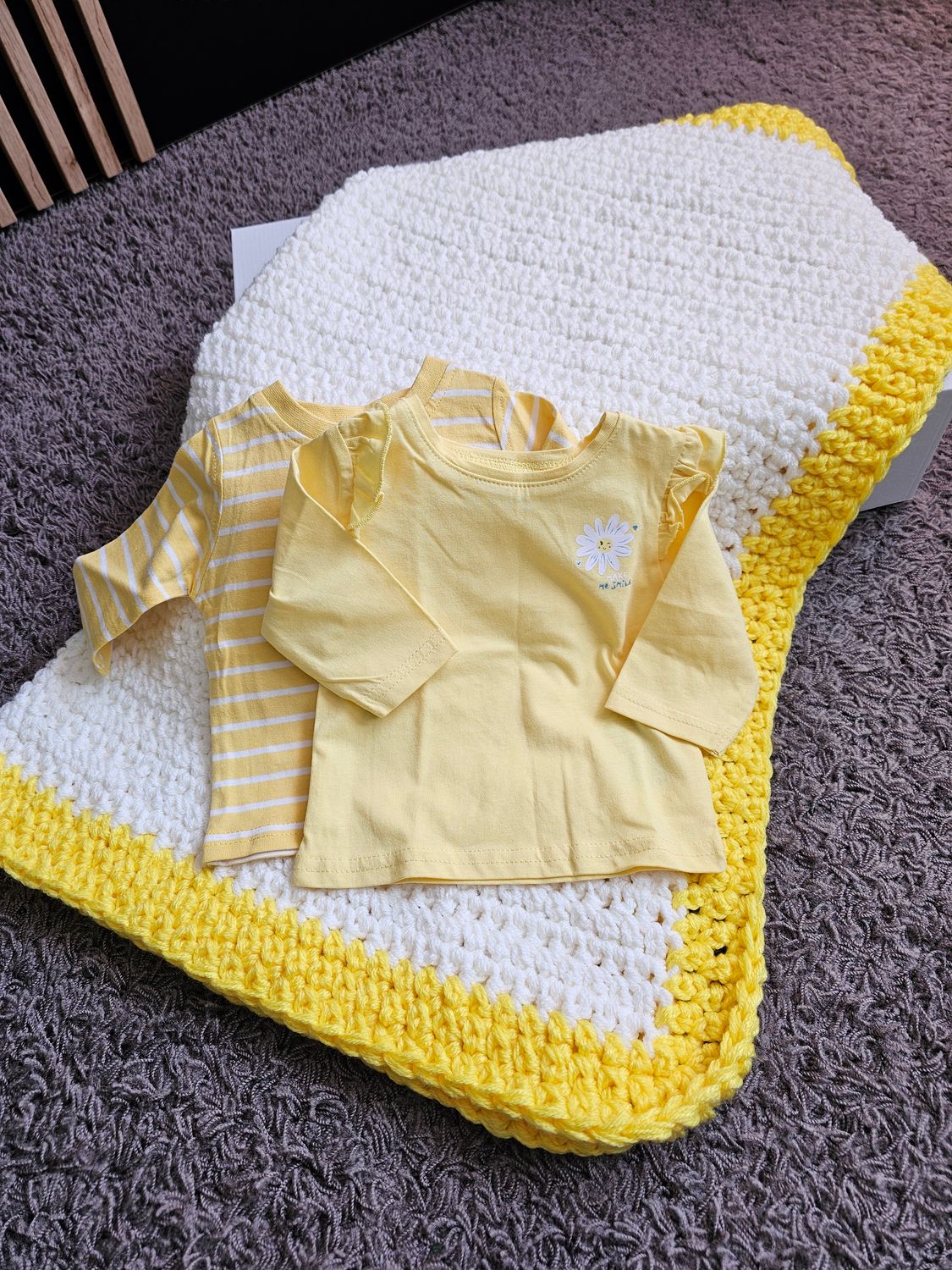 Kocyk niemowlęcy robiony na szydełku i 2 koszulki