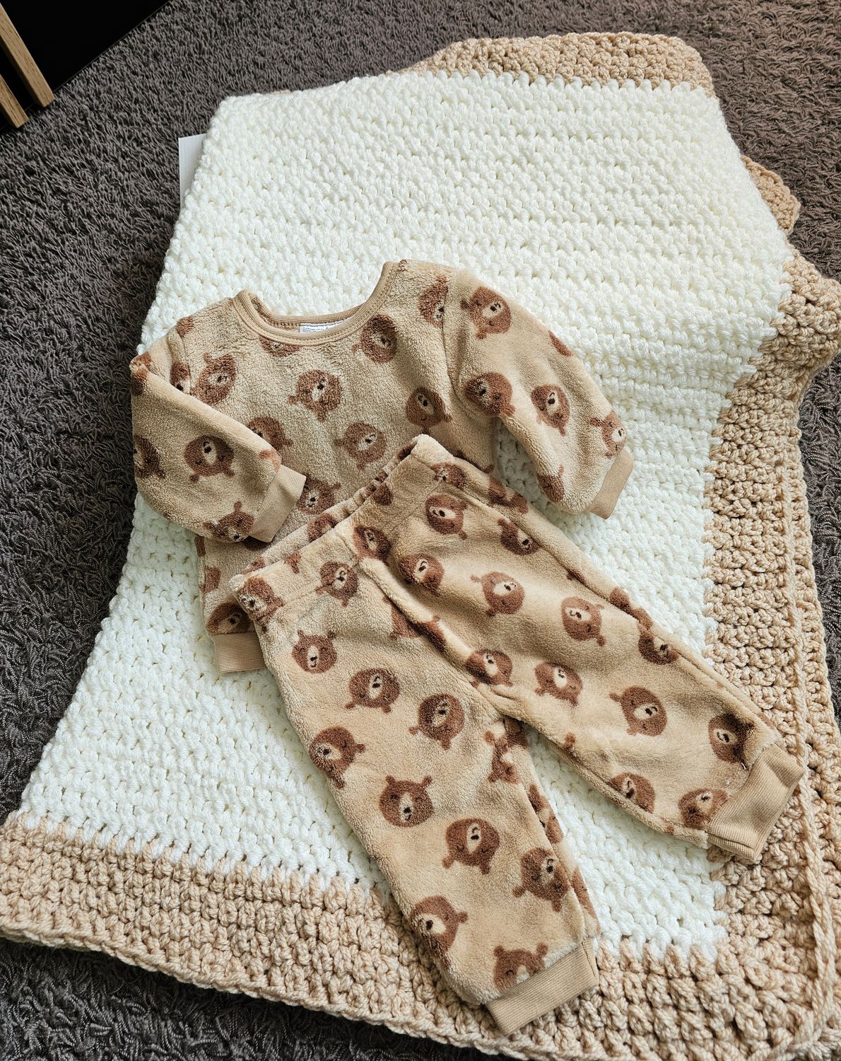 Kocyk niemowlęcy robiony na szydełku i dresik